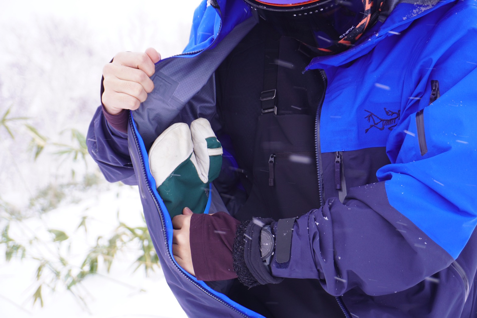 グローブやゴーグルが収納可能な内ポケット